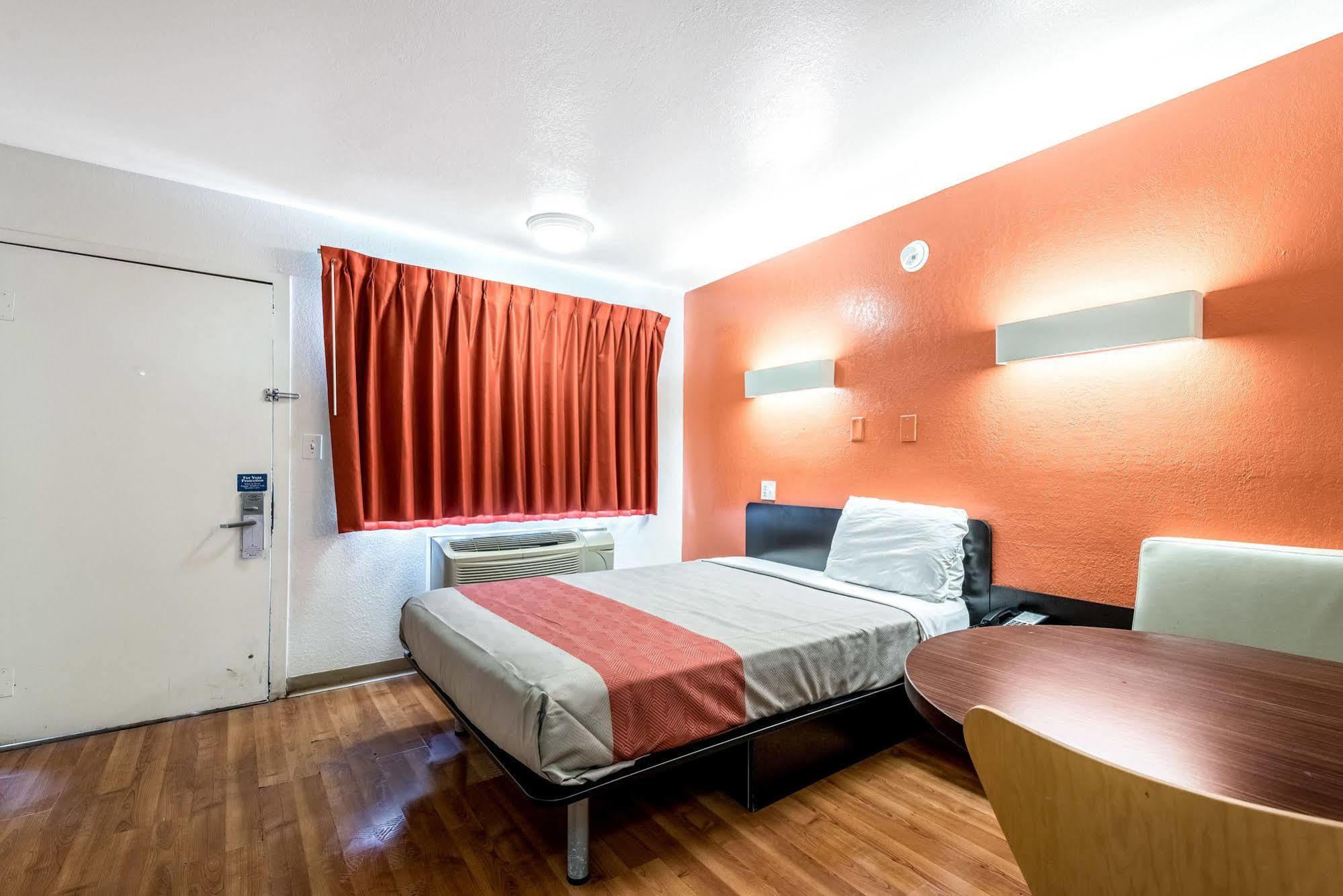 Rodeway Inn Montgomery Ngoại thất bức ảnh